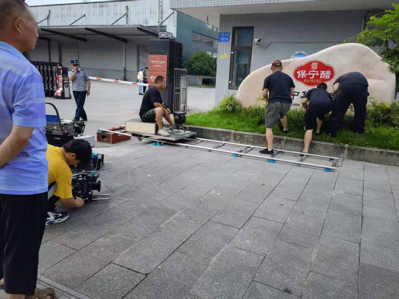 上街区广告片拍摄公司核心优势：全流程服务，让品牌广告片省心更出彩
